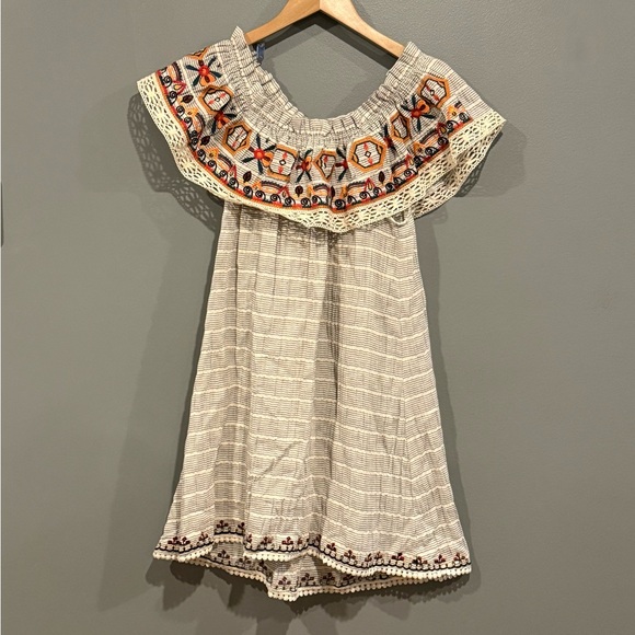 *NEW WITH TAGS* THML Size M Off-the-Shoulder BoHo Lace-Trimmed Mini Dress - Picture 1 of 10